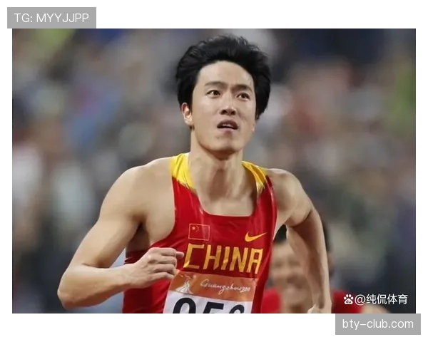 看到刘翔在小区门口跟邻居聊八卦，穿T恤戴块表那画面竟然像隔壁的低调富豪